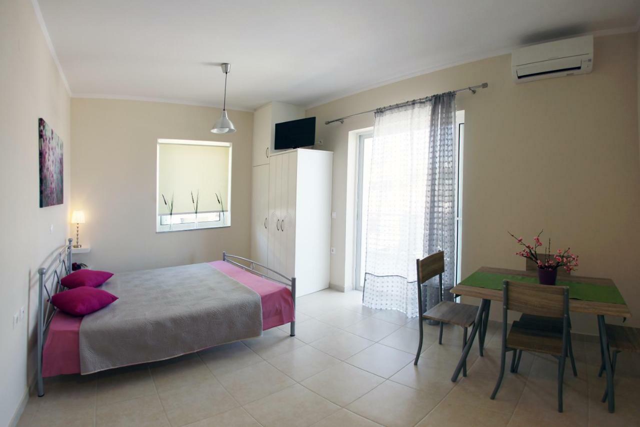 Lalezas Studios Tolo Luaran gambar