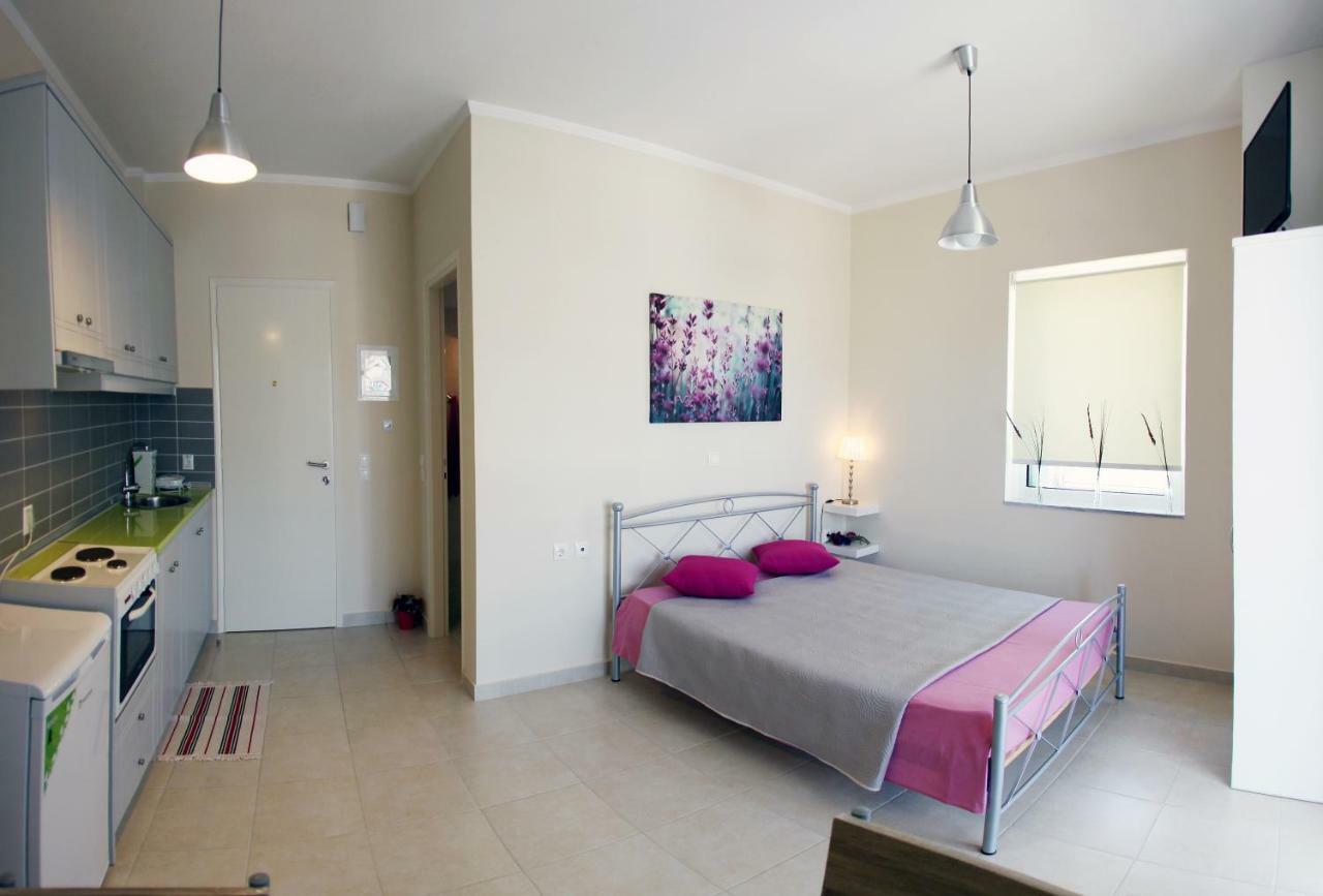 Lalezas Studios Tolo Luaran gambar